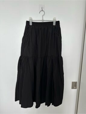 Black long skirt with pockets